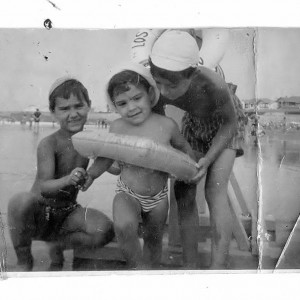 Yo soy el del medio con mis hermanos Gustavo y Enrique. Miramar cuantos años tendría?